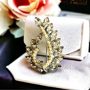 Women's Silver Tone White Pearl Crystal Brooch Pin 2"x1.5" Costume Jewelry